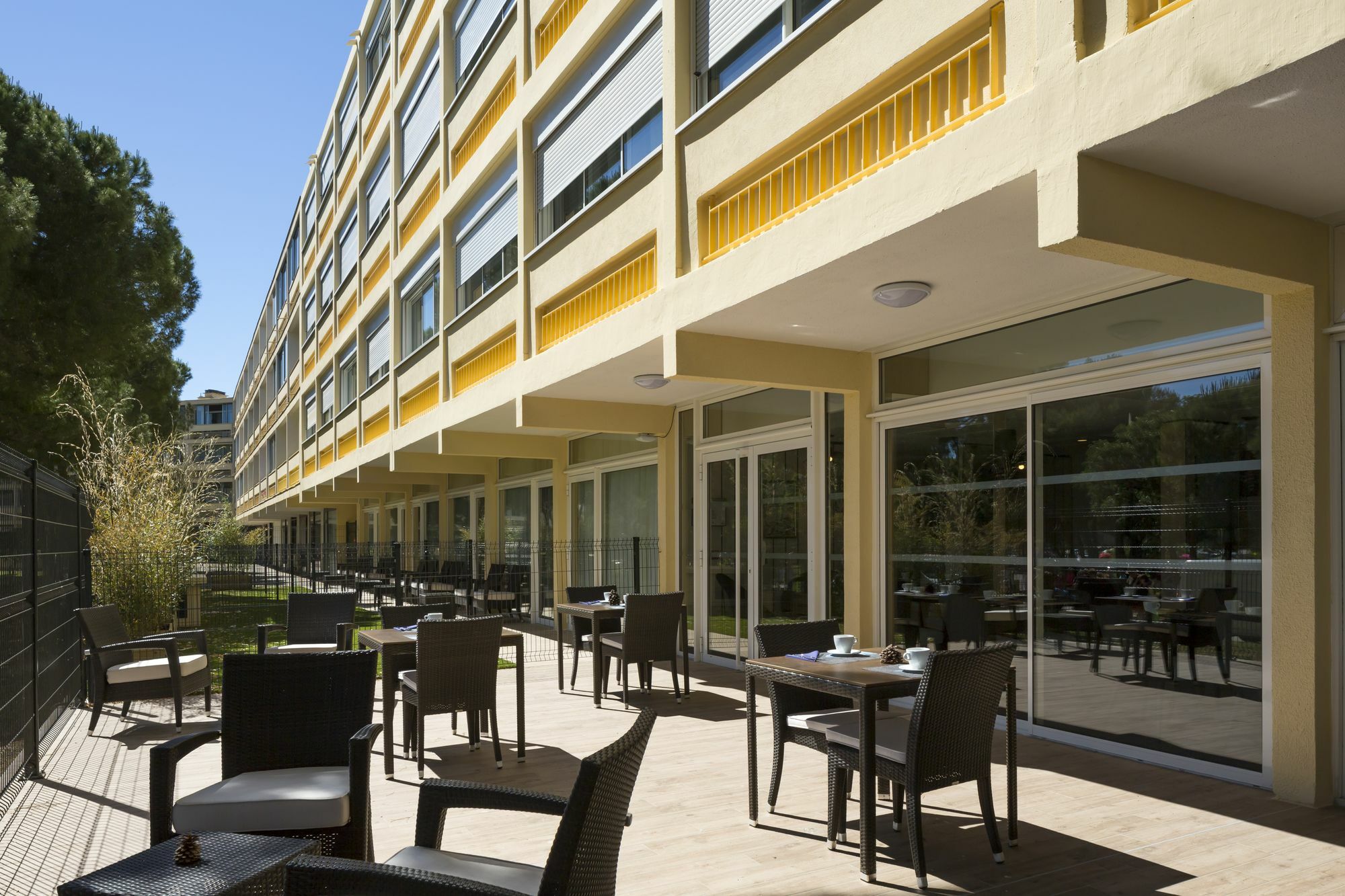 Logis Hotel Les Pins - Operalia Баларук-ле-Бен Экстерьер фото